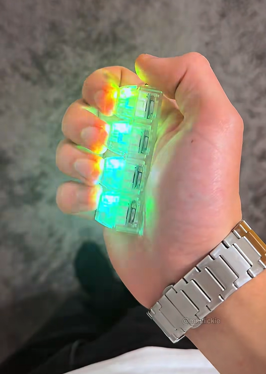 Pc Fully Transparent Material Decompression Test Shaft Press with Audible Crisp Sound 2 Holes 3 Holes 4 Holes Keychain with Light Transparent Cap